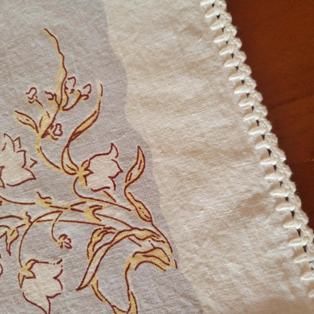 Authentic 1950s VINTAGE Floral Patterned Tablecloth with CROCHET Lace Trim - Picture 5 of 9
